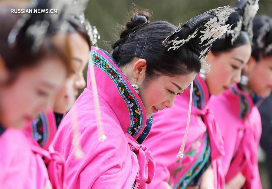 Показ платьев-ципао в заповедных горах провинции Хунань