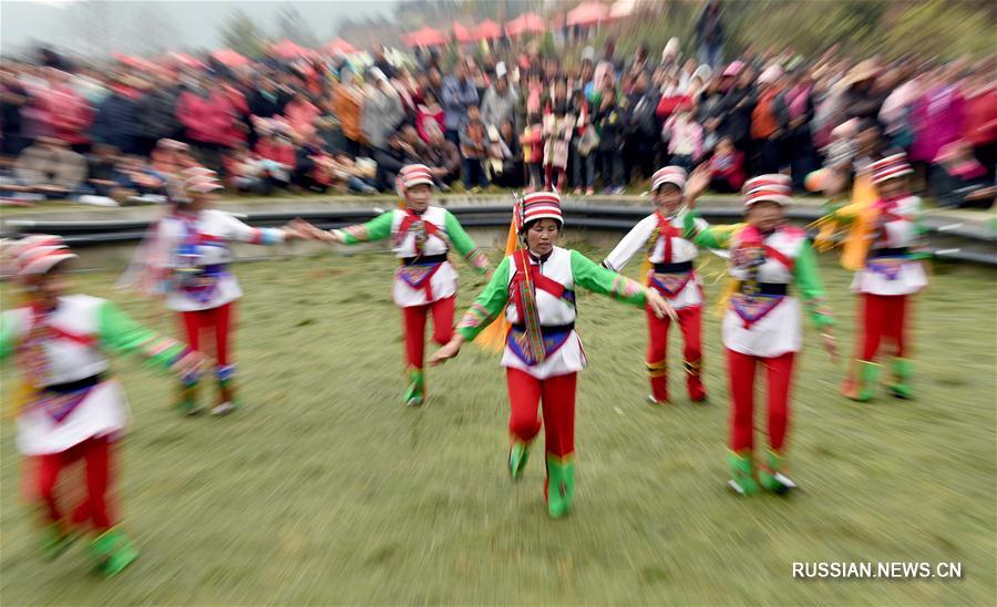 Ийцы уезда Малун празднуют Лунтайтоу