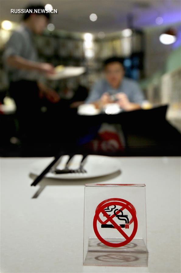 В Шанхае вступили в силу новые ограничения на курение табака