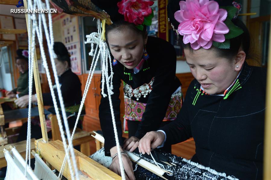 Изготовление традиционной мяоской парчи в округе Цяньдуннань 