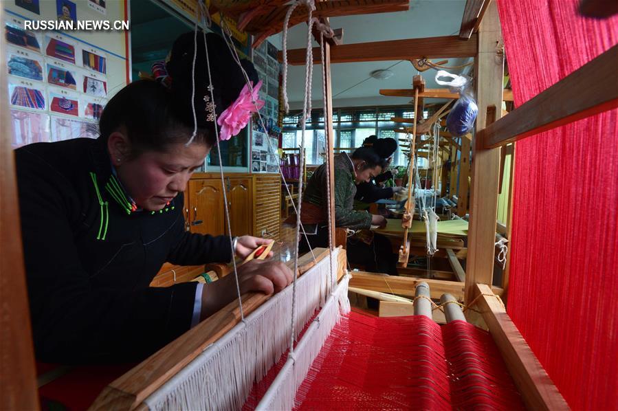 Изготовление традиционной мяоской парчи в округе Цяньдуннань