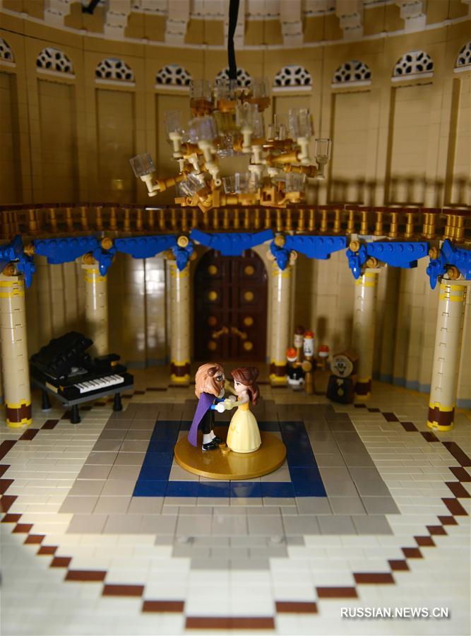 "Красавица и чудовище" из кубиков "Лего" в Сянгане
