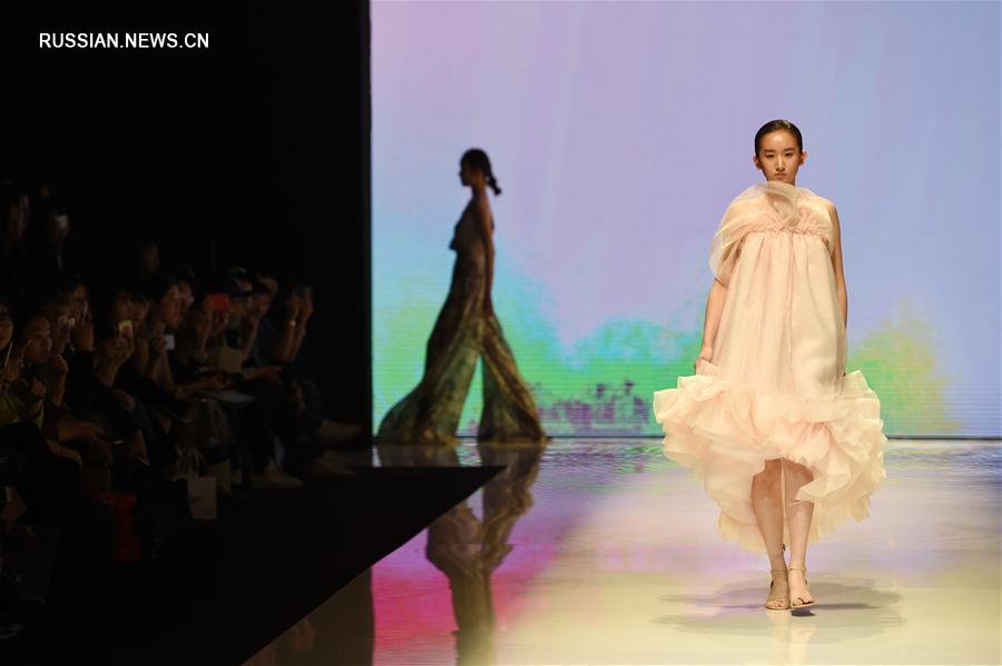 Показ работ выпускников Пекинского института моды 2017 года