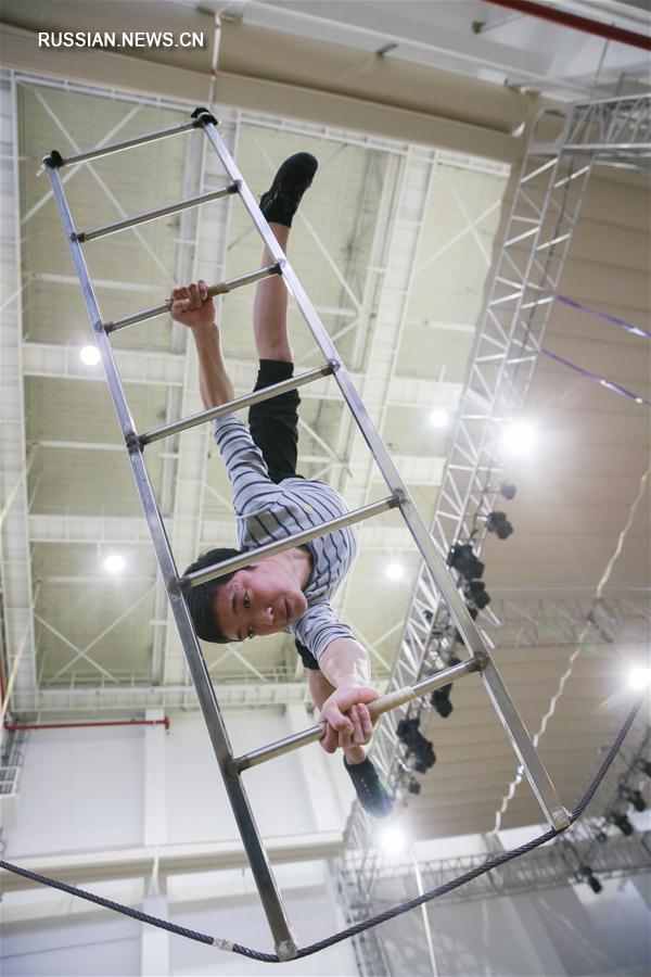 Будущие звезды цирка из Синьцзяна постигают мастерство в Шанхайской цирковой школе