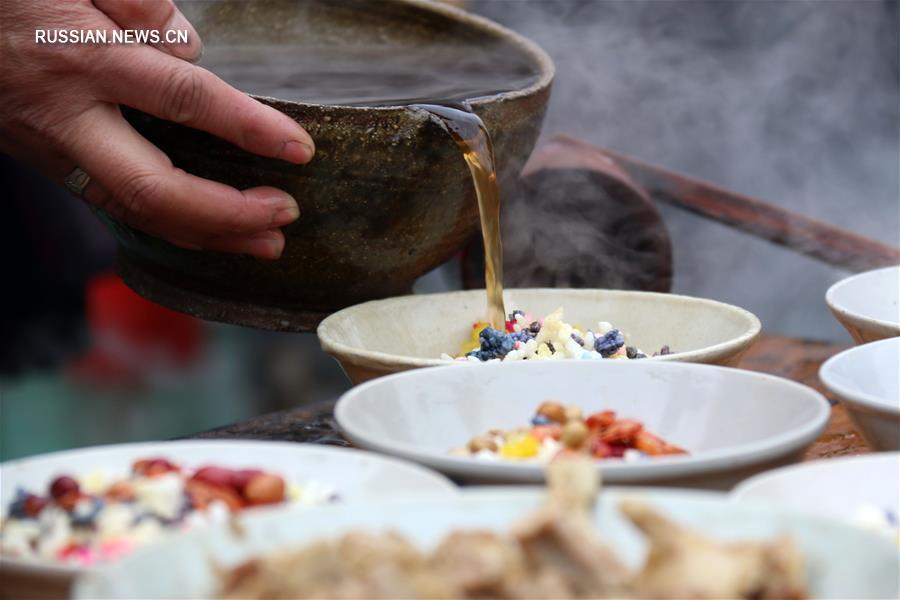Традиционное угощенье на весеннем фестивале народности дун в Гуйчжоу