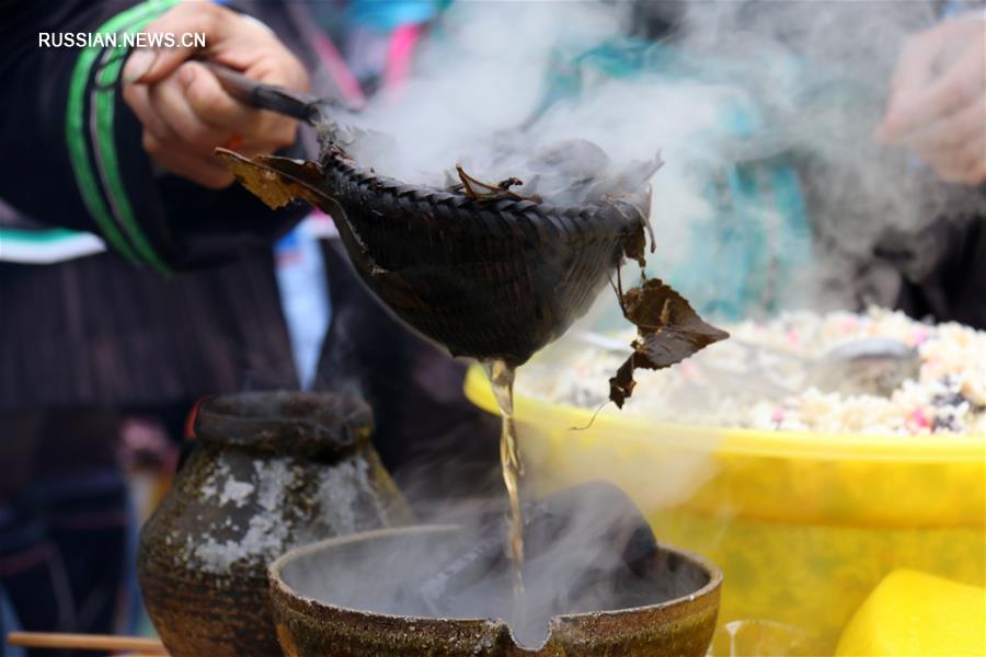 Традиционное угощенье на весеннем фестивале народности дун в Гуйчжоу