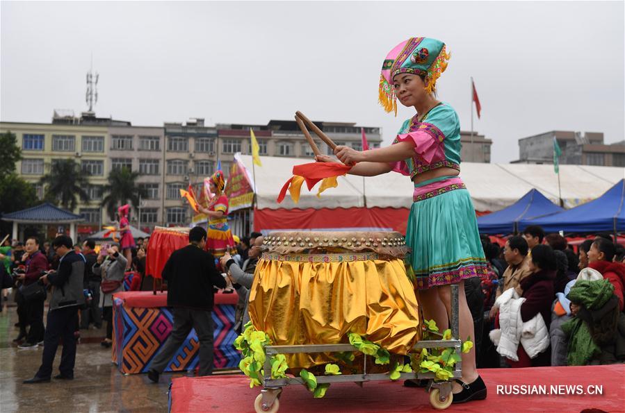 Гуанси-Чжуанский АР: "Танец с коромыслами" в третий день третьего лунного месяца