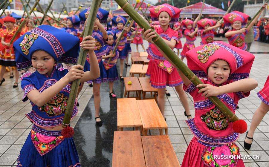 Гуанси-Чжуанский АР: "Танец с коромыслами" в третий день третьего лунного месяца