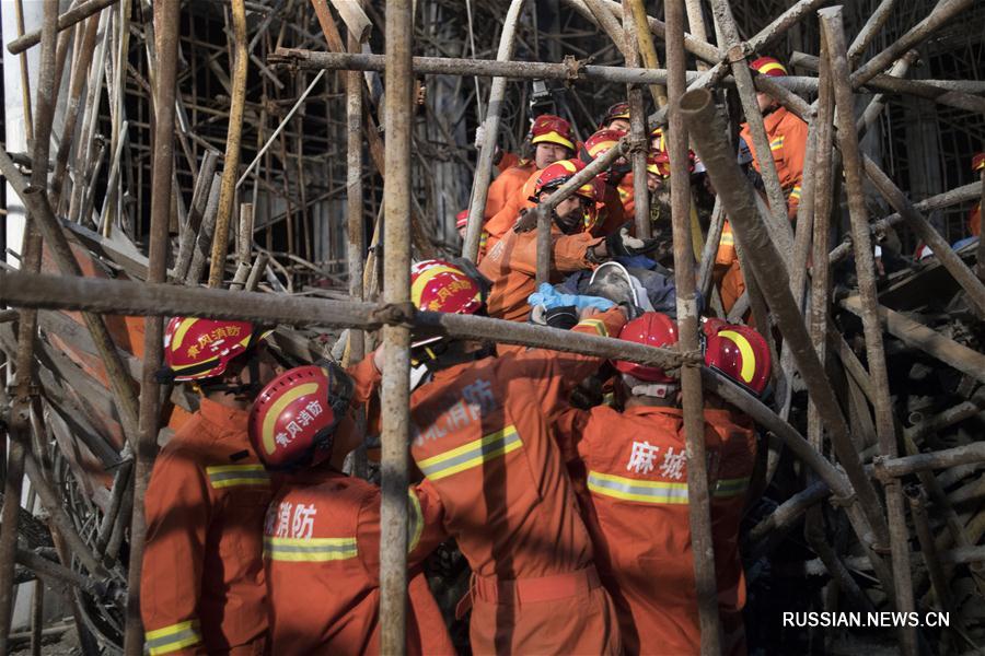 15 человек оказались под завалами из-за обрушения строительных лесов в провинции  Хубэй
