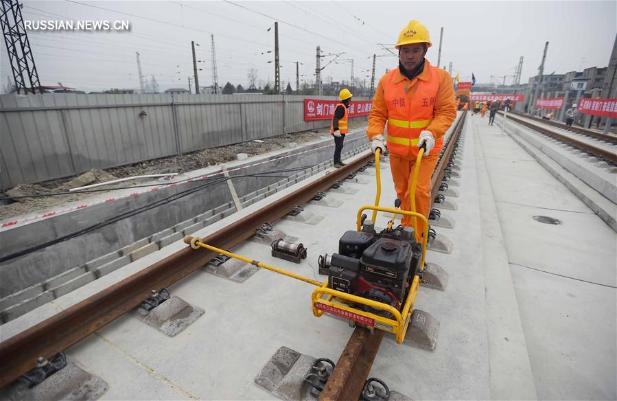 В Юго-Западном Китае успешно ведется работа по прокладке рельсов на сычуаньском участке  высокоскоростной железной дороги Сиань - Чэнду