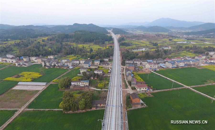 Вид сверху на строящийся сычуаньский участок высокоскоростной железной дороги Сиань -- Чэнду