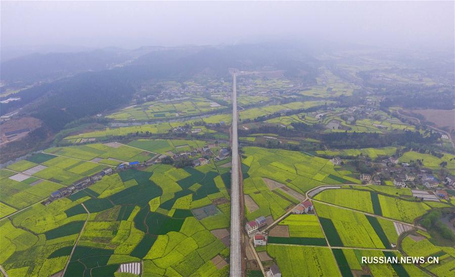 Вид сверху на строящийся сычуаньский участок высокоскоростной железной дороги Сиань -- Чэнду