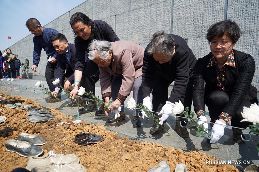 На территории Мемориального комплекса жертвам Нанкинской резни открылась выставка керамической обуви 