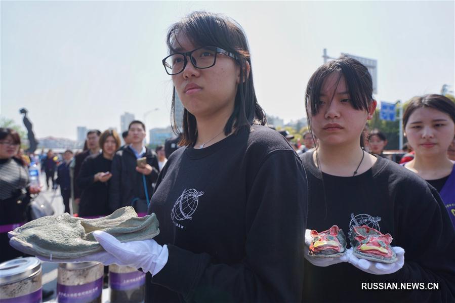 На территории Мемориального комплекса жертвам Нанкинской резни открылась выставка керамической обуви