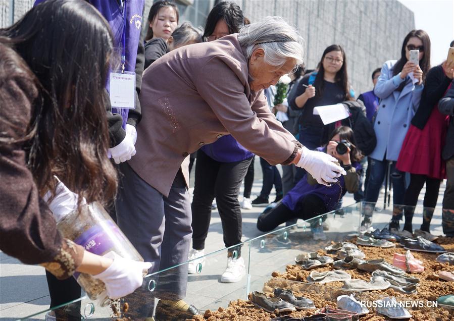 На территории Мемориального комплекса жертвам Нанкинской резни открылась выставка керамической обуви