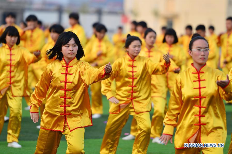Более тысячи школьников уезда Гуанцзун осваивают тайцзицюань