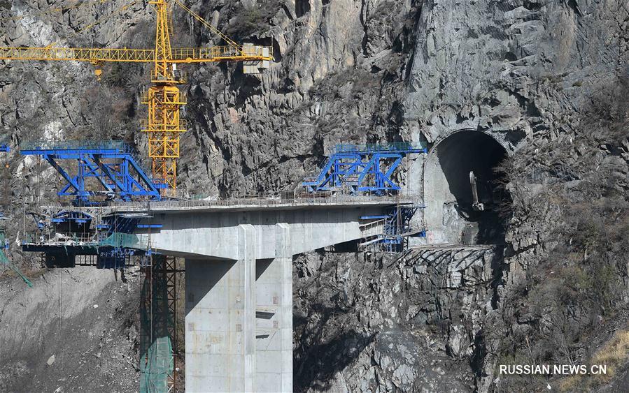 Продолжаются работы по перетрассировке автомагистрали G317 в районе водохранилища ГЭС Шицзыпин