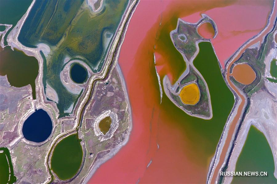 Все цвета радуги в соленом озере Юньчэн