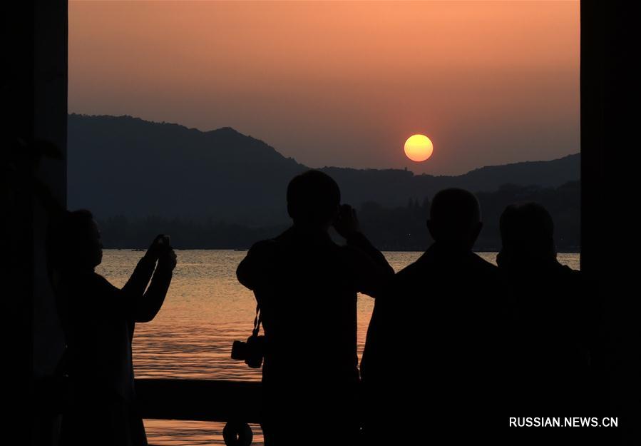 Озеро Сиху в лучах заходящего солнца