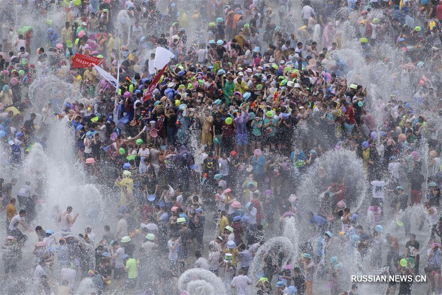 Фестиваль обливания водой собрал десятки тысяч людей на юго-западе Китая