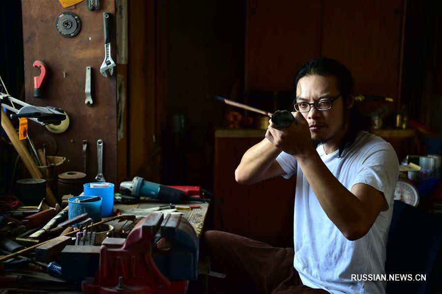 Чэнь Чжунчжи -- потомственный мастер по изготовлению мечей из Тайваня