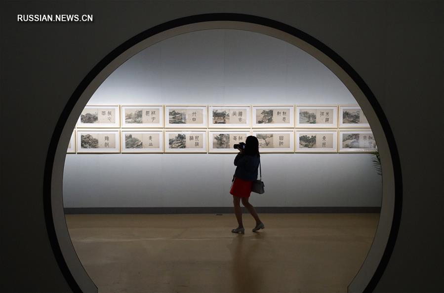 В праздничные дни Нанкинский музей проводит одновременно несколько выставок произведений  каллиграфии и живописи китайских и зарубежных художников 