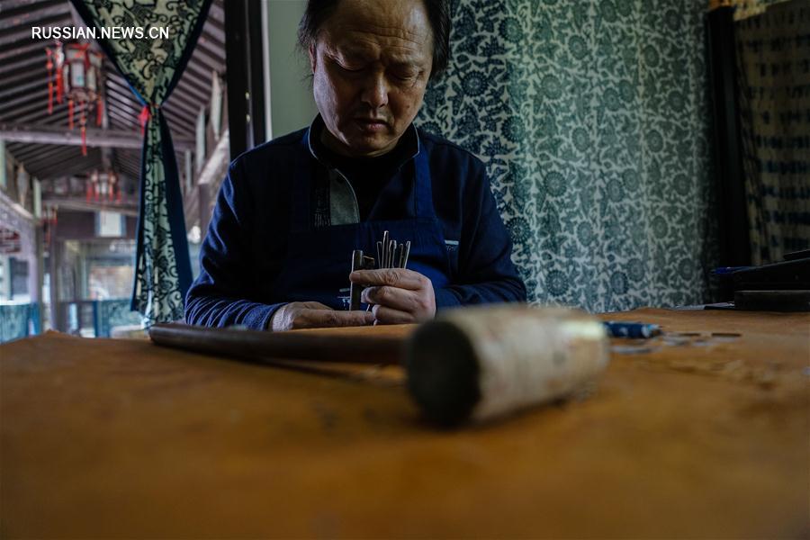 Хранитель секретов создания наньтунских набивных тканей из провинции Цзянсу