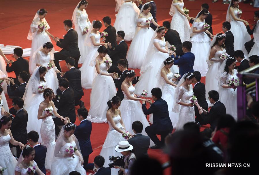 В Нанкинском университете прошла коллективная свадьба