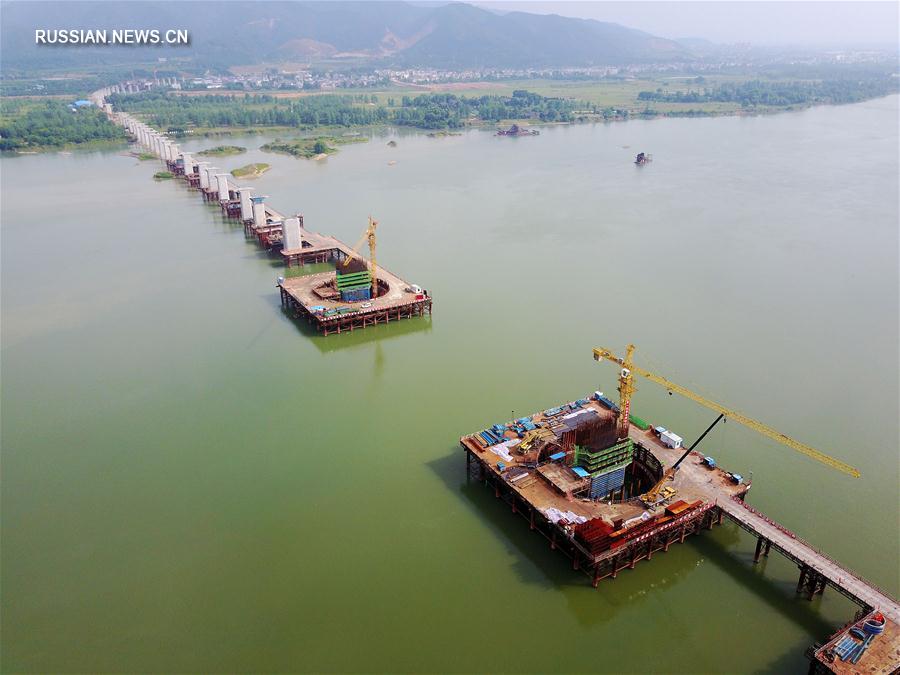 На строящейся железной дороге Мэнхуа завершился монтаж опорной части моста через Ганьцзян
