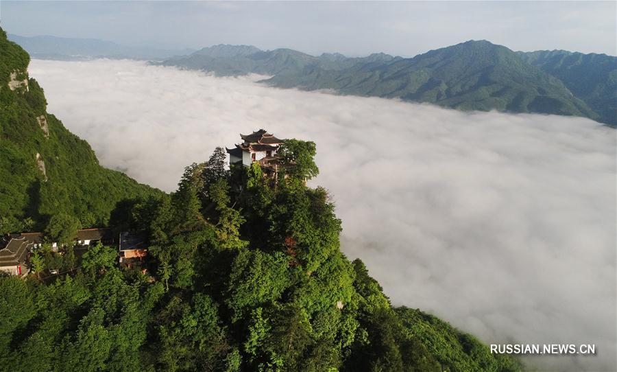 Море облаков в ландшафтном парке "Цзютайгуань" в Шэньси