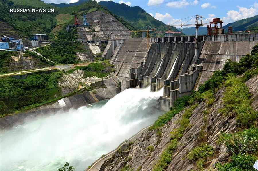 Сброс воды на ГЭС "Лунтань"