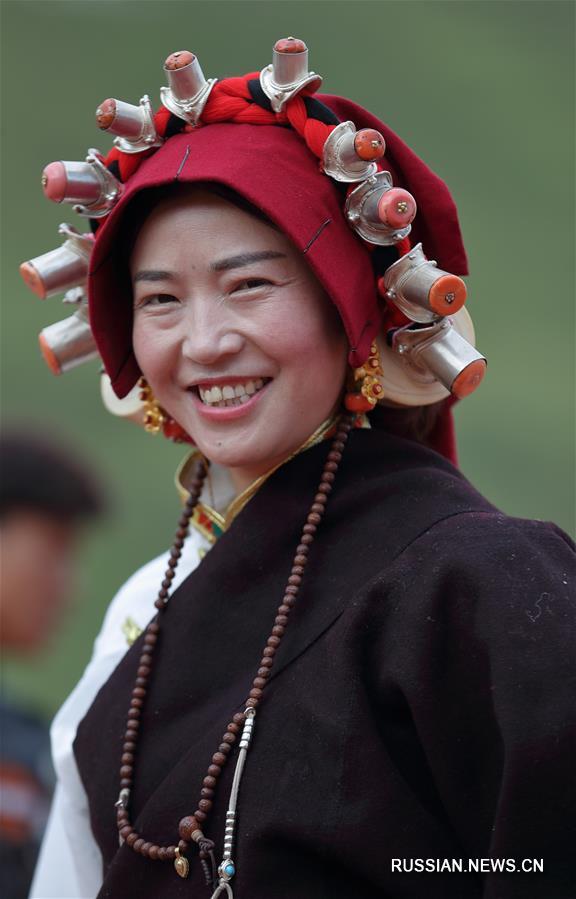 Все краски национальных тибетских костюмов на культурном фестивале "Аньба" в уезде Даофу