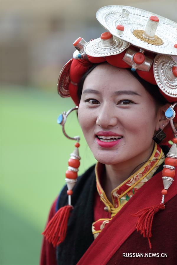 Все краски национальных тибетских костюмов на культурном фестивале "Аньба" в уезде Даофу