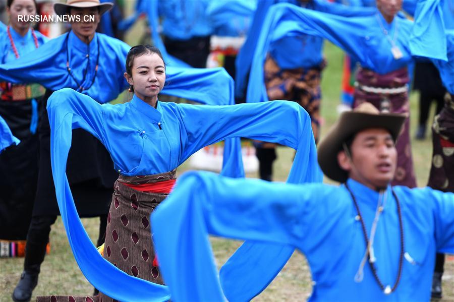 Тибетский народный танец гочжуан в степи уезда Луцюй