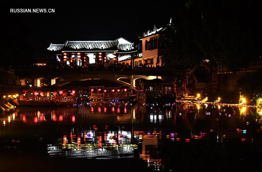 Фестиваль речных фонариков в древнем поселке Саньхэ