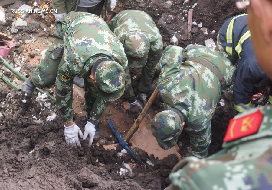 В результате произошедшего в пров. Цинхай горного оползня 9 человек оказались под  завалами горной породы