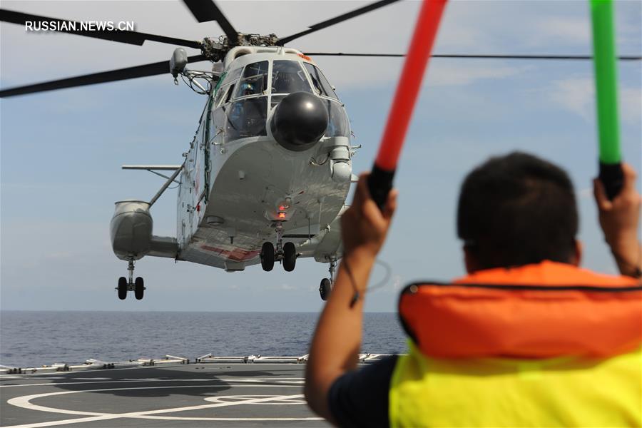 Санитарный вертолет ВМС НОАК впервые выполнил смешанный полет "день-ночь" над Средиземным морем 