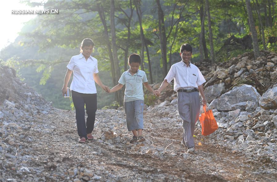 История семьи учителей из горного уезда Гуанси-Чжуанского АР