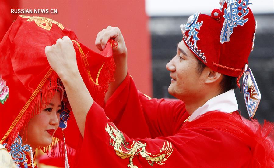 Коллективная свадьба в древнем поселке в Шанхае