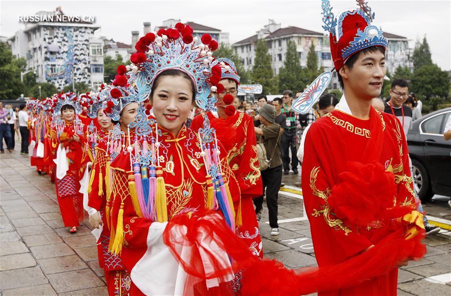 Коллективная свадьба в древнем поселке в Шанхае