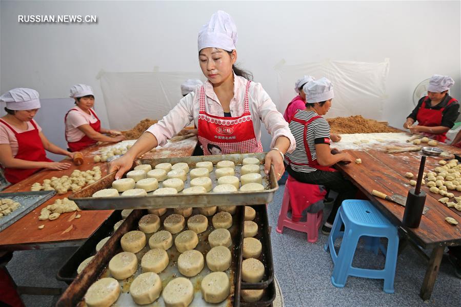 Лунные пряники по традиционным рецептам готовят в уезде Суйси