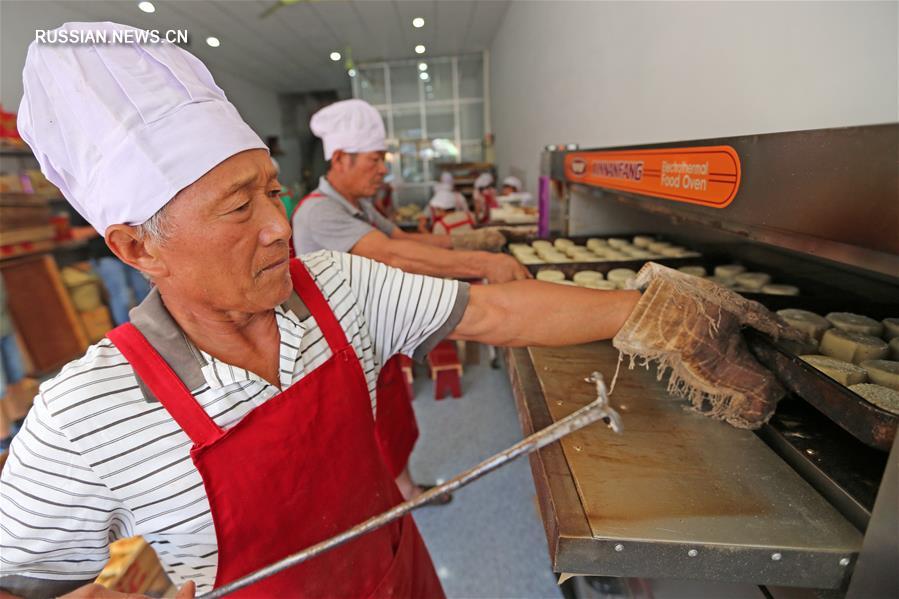 Лунные пряники по традиционным рецептам готовят в уезде Суйси