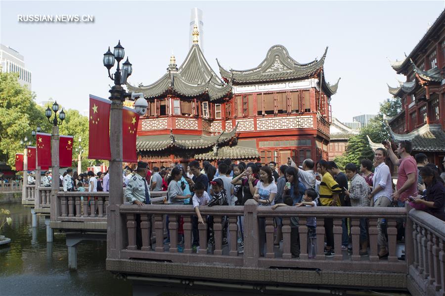 За 8 выходных по случаю двух крупных китайских праздников Шанхай принял свыше 10  млн туристов