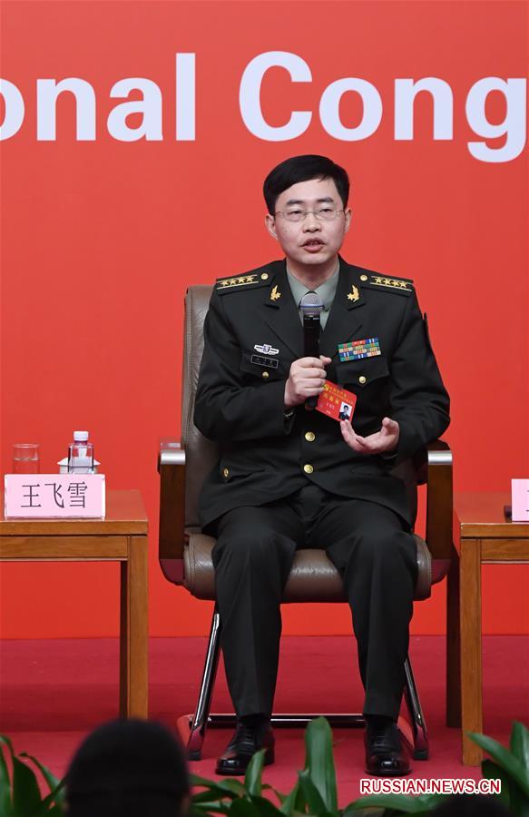 （十九大）（9）十九大新闻中心举行“中国特色强军之路迈出坚定步伐”集体采访