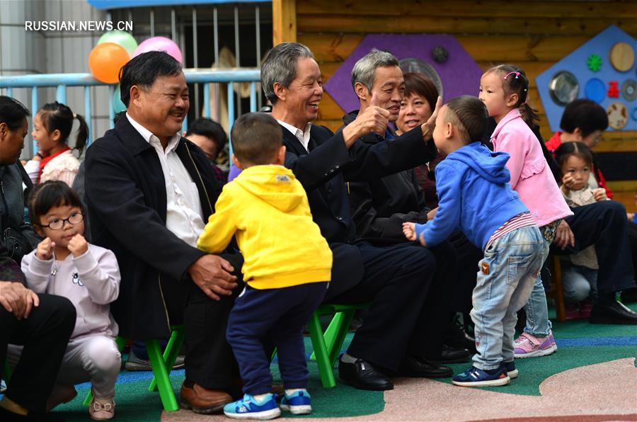 Празднование Дня пожилого человека в детском саду уезда Луншэн