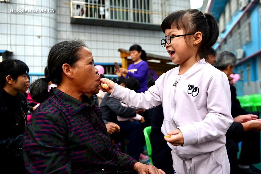Празднование Дня пожилого человека в детском саду уезда Луншэн