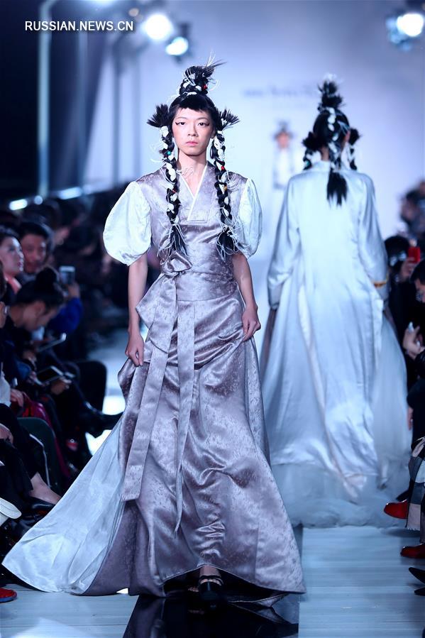 Показ коллекции дизайнера AJ-Namo на Китайской международной неделе моды 