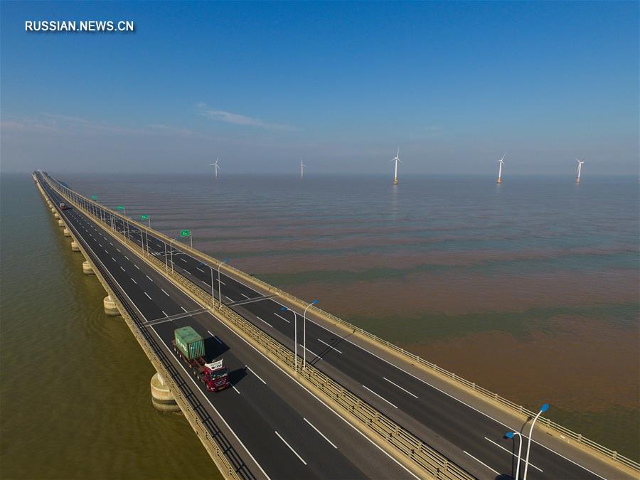 Морская ветряная электростанция рядом с мостом "Дунхай"