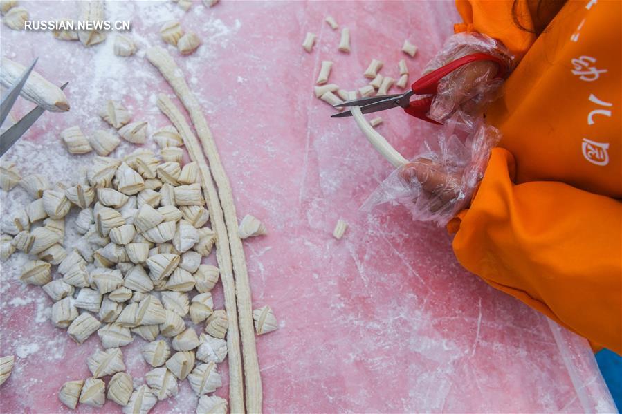 Воспитанники детского сада учатся делать китайские сладости из солодового сахара