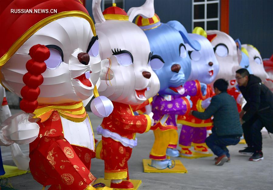 Изготовление больших цветных фонарей для новогодней выставки в уезде Сюаньэнь